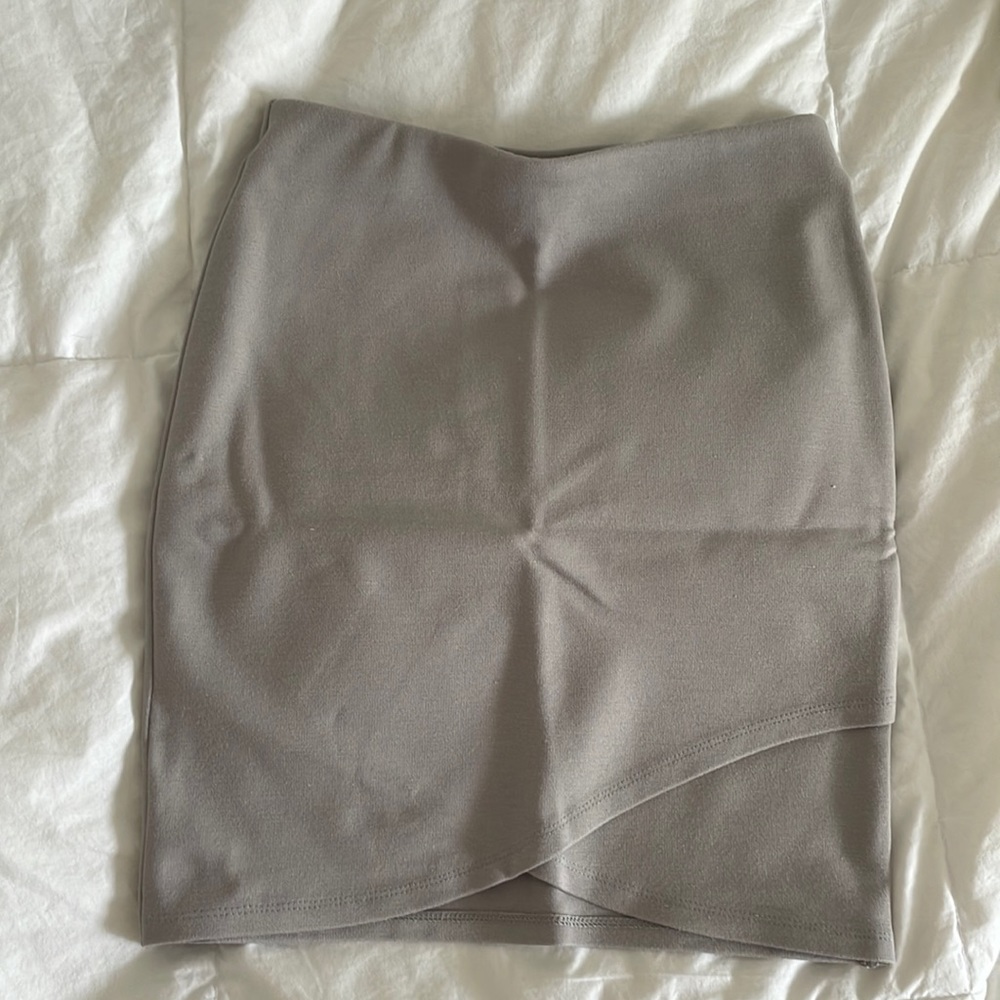 Aritzia pencil skirt. Grey/purple colour. Never worn